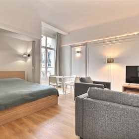 Studio for rent for €2,439 per month in Paris, Avenue des Champs-Élysées