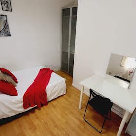 Private room for rent for €625 per month in Madrid, Calle Gran Vía