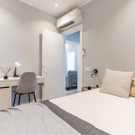Private room for rent for €580 per month in Barcelona, Carrer de Prats de Molló