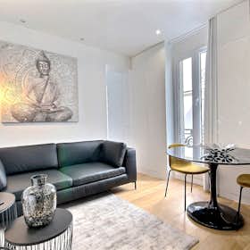 Apartment for rent for €2,109 per month in Paris, Rue Balzac