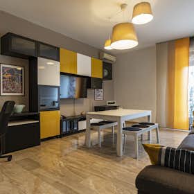 Mieszkanie do wynajęcia za 2015 € miesięcznie w mieście Bologna, Via Duccio di Boninsegna