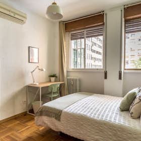 Private room for rent for €630 per month in Madrid, Calle de Orense