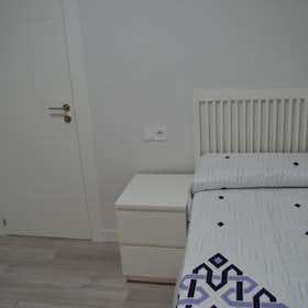 Private room for rent for €300 per month in Salamanca, Calle Fernando de la Peña