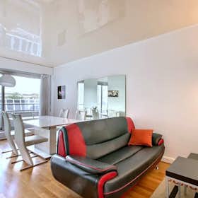Apartment for rent for €2,424 per month in Paris, Rue de Chaillot