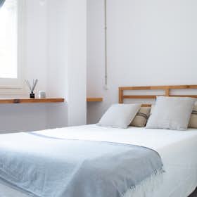 Private room for rent for €680 per month in Barcelona, Carrer de Còrsega