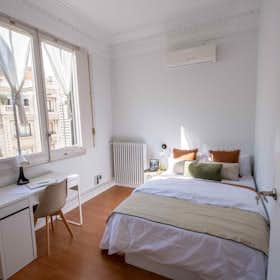 Private room for rent for €680 per month in Barcelona, Carrer de Balmes