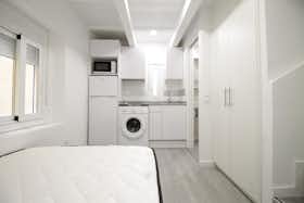 单间公寓 正在以 €850 的月租出租，其位于 Madrid, Avenida del Doctor Federico Rubio y Gali