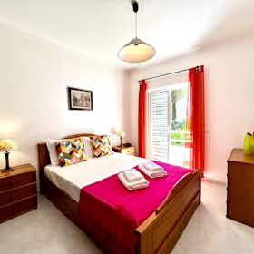 公寓 正在以 €1,017 的月租出租，其位于 Albufeira, Rua da Esteva