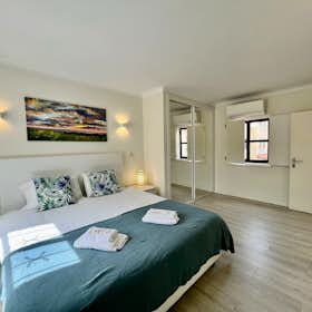 Apartment for rent for €1,495 per month in Loulé, Rua da Botelha