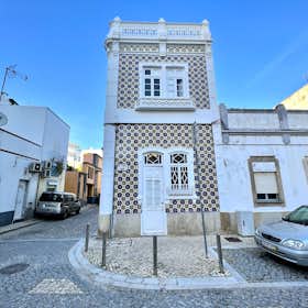 Apartment for rent for €1,811 per month in Olhão, Largo Grémio