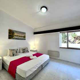 公寓 正在以 €987 的月租出租，其位于 Loulé, Caminho do Lago
