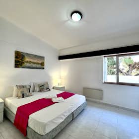 Квартира сдается в аренду за 987 € в месяц в Loulé, Caminho do Lago
