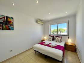 Apartment for rent for €1,396 per month in Loulé, Urbanização Pinhal do Golfe