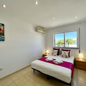 Apartment for rent for €1,329 per month in Loulé, Urbanização Pinhal do Golfe