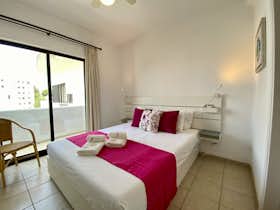Apartment for rent for €1,326 per month in Loulé, Caminho das Alfarrobeiras