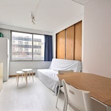 Apartment for rent for €1,510 per month in Paris, Rue d'Oradour-sur-Glane