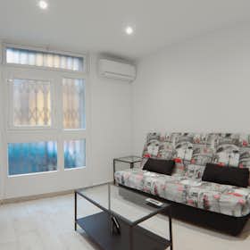 Apartment for rent for €780 per month in Madrid, Calle de Berruguete