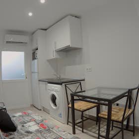 Apartment for rent for €750 per month in Madrid, Calle de Berruguete