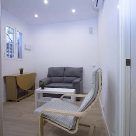 Apartment for rent for €1,100 per month in Madrid, Calle de García de Paredes