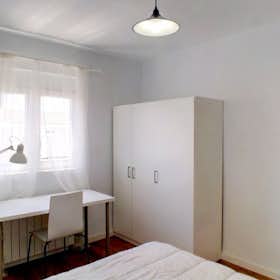 Apartment for rent for €1,200 per month in Madrid, Calle Escalona