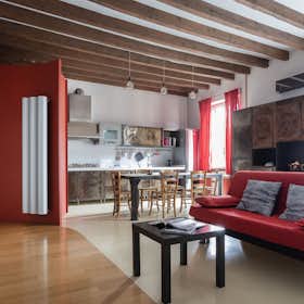Apartment for rent for €2,300 per month in Milan, Via Pastrengo