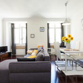 Apartment for rent for €2,279 per month in Lisbon, Rua da Madalena