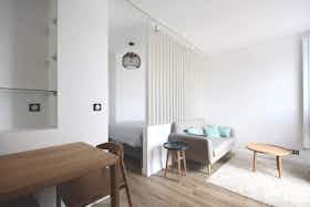Studio for rent for €1,673 per month in Paris, Rue du Rendez-Vous