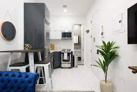 Appartamento in affitto a $3,632 al mese a New York City, E 78th St