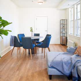 私人房间 正在以 $1,003 的月租出租，其位于 Oakland, Webster St