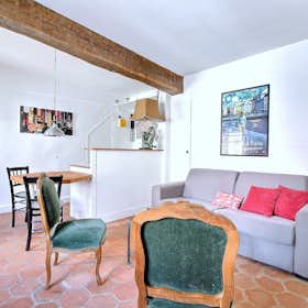 Apartment for rent for €1,908 per month in Paris, Rue d'Aboukir