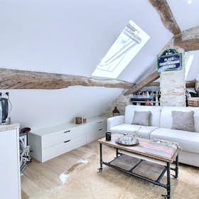 Studio for rent for €1,379 per month in Paris, Rue de Furstemberg