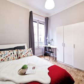 Private room for rent for €580 per month in Madrid, Calle de Fernández de los Ríos