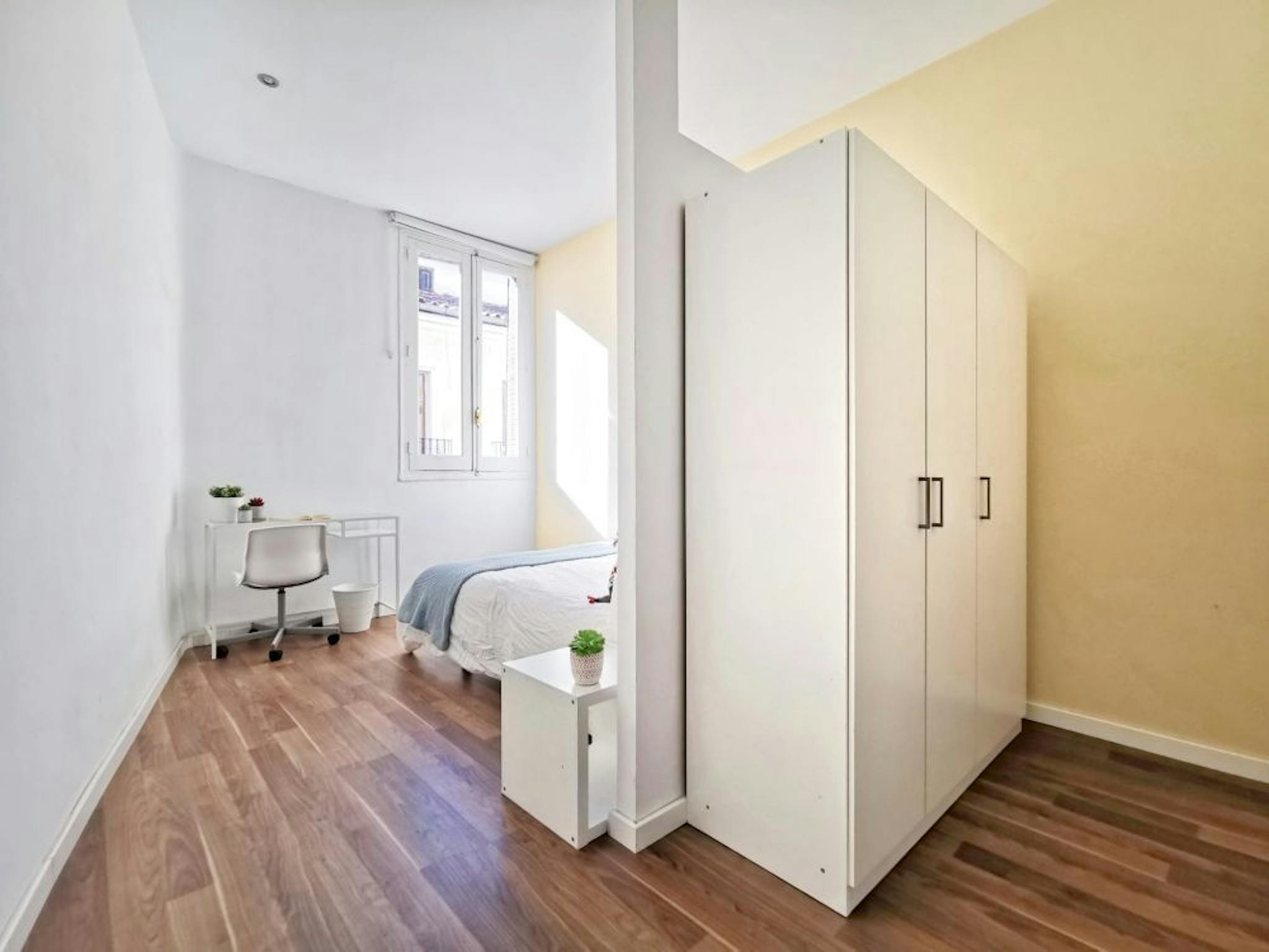 Calle de Valencia, Madrid preview