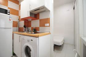 单间公寓 正在以 €700 的月租出租，其位于 Madrid, Calle de Antonio Zamora