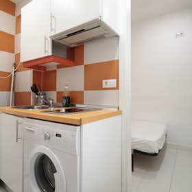 单间公寓 正在以 €700 的月租出租，其位于 Madrid, Calle de Antonio Zamora