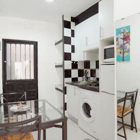 单间公寓 正在以 €650 的月租出租，其位于 Madrid, Calle de Antonio Zamora