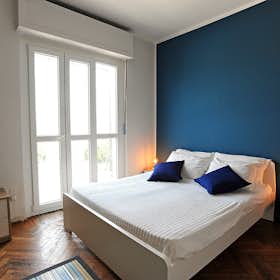 Apartment for rent for €1,200 per month in Turin, Via Giulio Biglieri