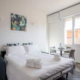 Wohnung zu mieten für 1.400 € pro Monat in Bologna, Galleria del Reno