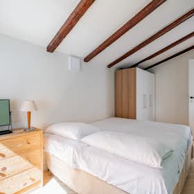 Apartment for rent for €1,350 per month in Bologna, Via del Pratello