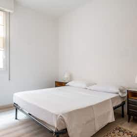 Apartment for rent for €2,100 per month in Bologna, Piazza di Porta Mascarella