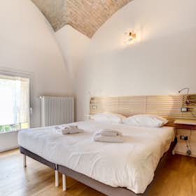 Appartement te huur voor € 1.250 per maand in Bologna, Via dell'Aeroporto