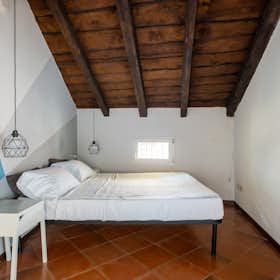 Apartment for rent for €1,300 per month in Bologna, Via Nosadella