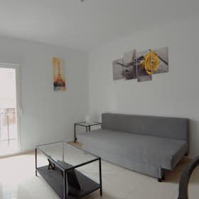 Apartment for rent for €1,100 per month in Madrid, Calle de Antonio Prieto