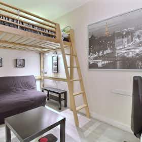 Studio for rent for €1,361 per month in Paris, Rue Duroc