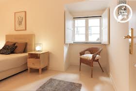 Apartment for rent for €2,332 per month in Lisbon, Rua do Terreiro do Trigo