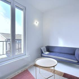 Studio for rent for €1,378 per month in Paris, Rue des Abbesses