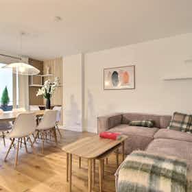 Apartment for rent for €2,790 per month in Issy-les-Moulineaux, Rue Aristide Briand
