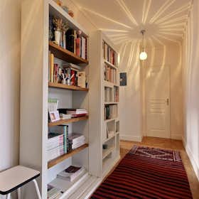 Apartment for rent for €2,438 per month in Paris, Rue Santerre