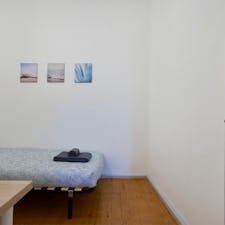WG-Zimmer for rent for 350 € per month in Lisbon, Travessa de Santa Marta