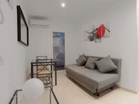 Apartment for rent for €800 per month in Madrid, Calle de Antonio Prieto